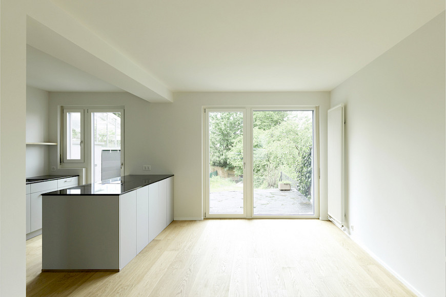 Umbau Reihenhaus Bruderholz Basel - Wohnzimmer mit offener Küche