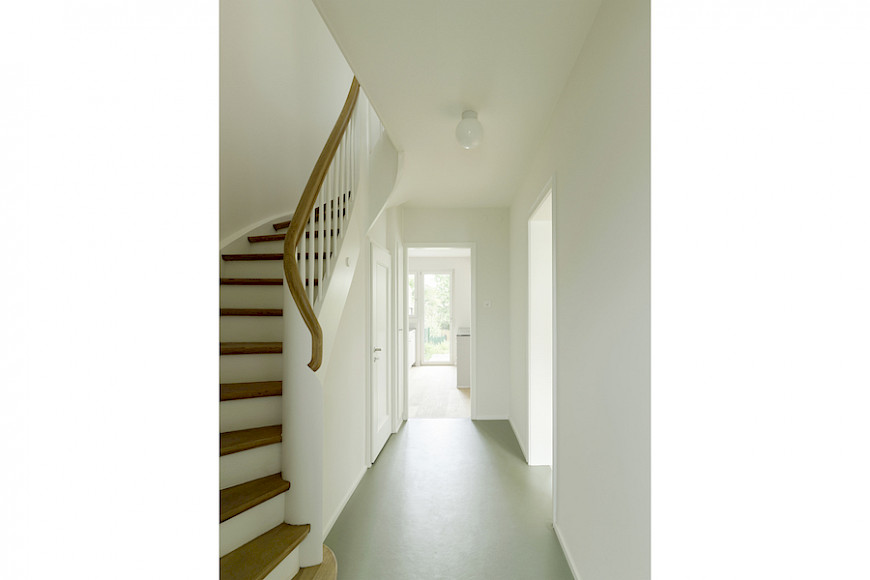 Umbau Reihenhaus Bruderholz Basel - Treppenaufgang mit Blick in die Küche