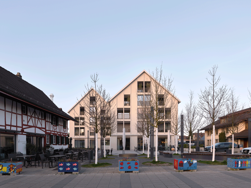 Ersatzneubau Zentrumweg, Niederhasli - Westfassade mit Dorfplatz